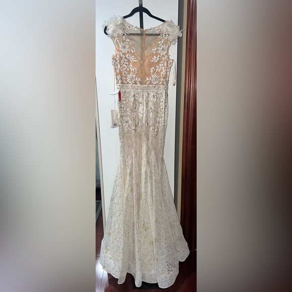 High neck shoulder flower detail mermaid gown - Picture 8 of 11